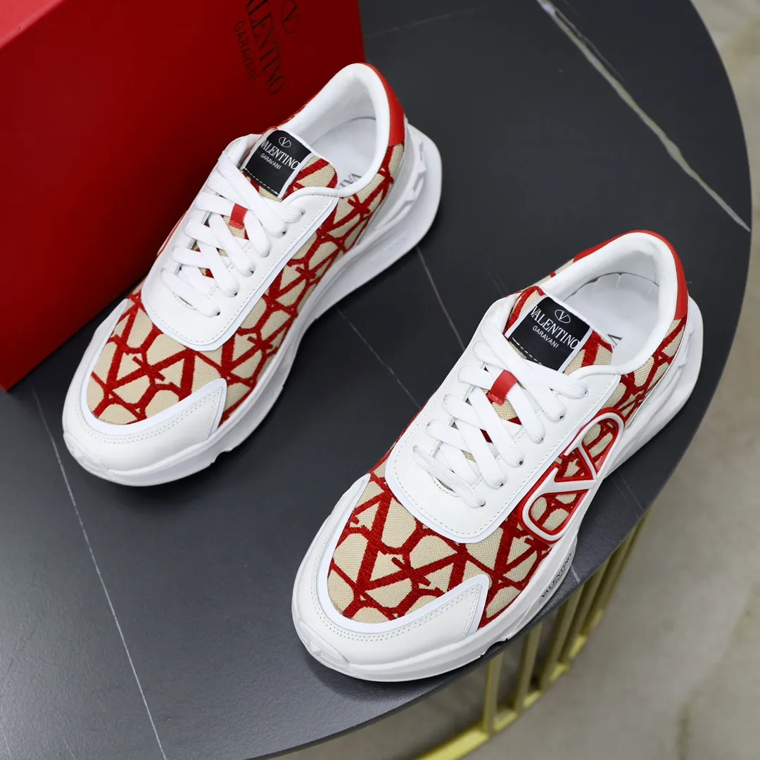 Men's shoes 💰480💰VALENTINO/Valentino 2024s men's latest low-top thick-soled sports shoes are shipped. Made with heavy industry, men's fine casual sports shoes, versatile style. Original leather, rubber lines embellished with geometric segmented uppers, hand-sewn, novel and fashionable, rubber soles with rivet details on the front and back, VALENTINO GARAVANI LOGO printed on the side, and Valentino decorative inlay on the tongue. Garavani Logo, comfortable, breathable and durable! Comes with full original packaging! Code number: 38-39-40-41-42-43-44 (45 can be customized)